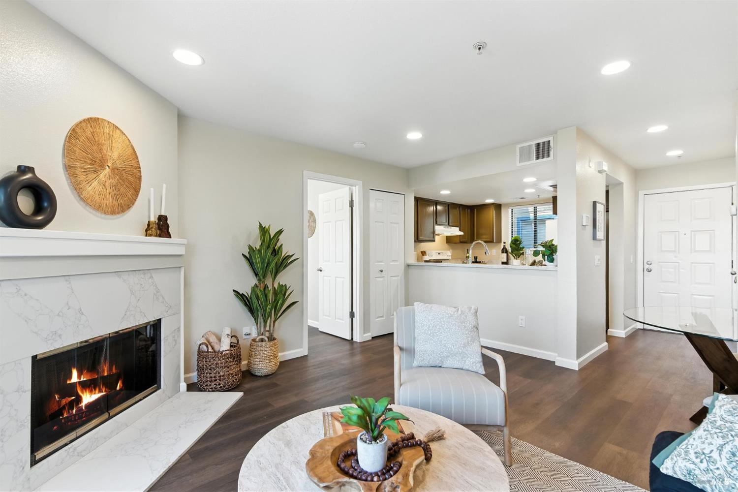 Detail Gallery Image 4 of 23 For 213 Mariner Way, Novato,  CA 94945 - 1 Beds | 1 Baths