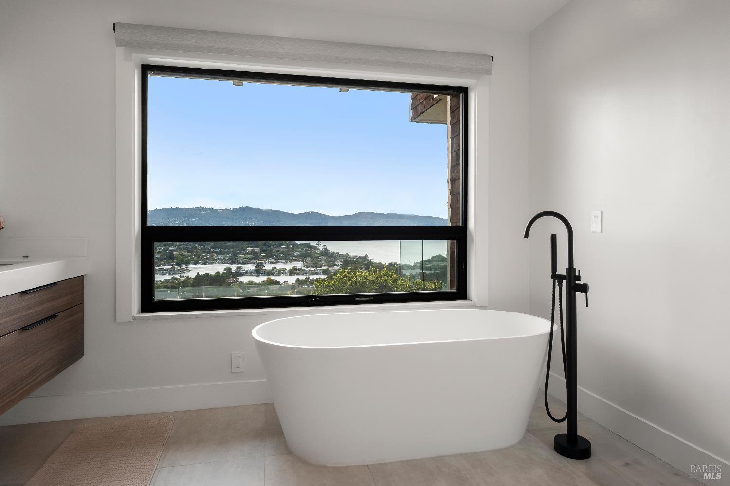 Detail Gallery Image 22 of 31 For 45 Meadow Hill Dr, Tiburon,  CA 94920 - 5 Beds | 4 Baths