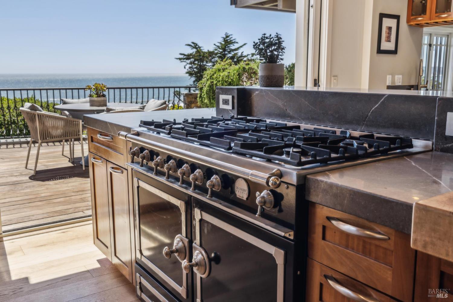 Detail Gallery Image 15 of 76 For 3275 Shoreline Hwy, Stinson Beach,  CA 94970 - 5 Beds | 4 Baths