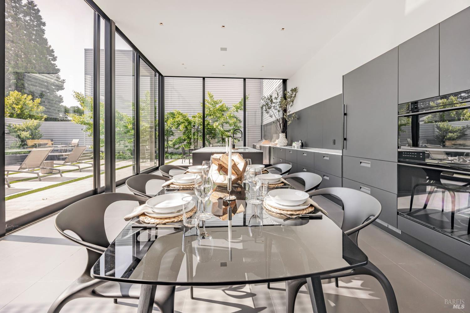 Detail Gallery Image 10 of 31 For 212 Tucker St, Healdsburg,  CA 95448 - 3 Beds | 2/1 Baths