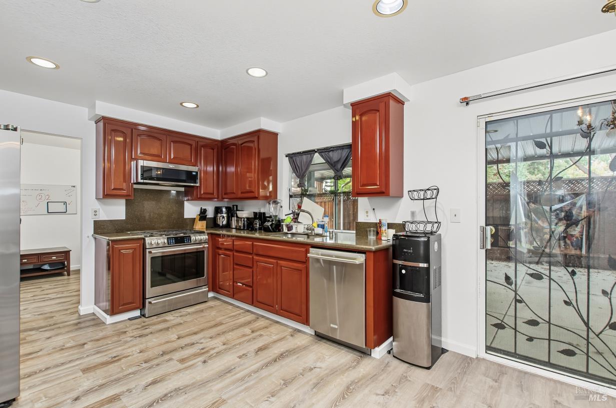 Detail Gallery Image 11 of 36 For 3121 Ferngrove Way, Antioch,  CA 94531 - 4 Beds | 3 Baths