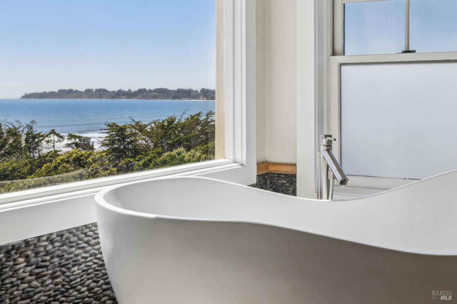 Detail Gallery Image 34 of 76 For 3275 Shoreline Hwy, Stinson Beach,  CA 94970 - 5 Beds | 4 Baths