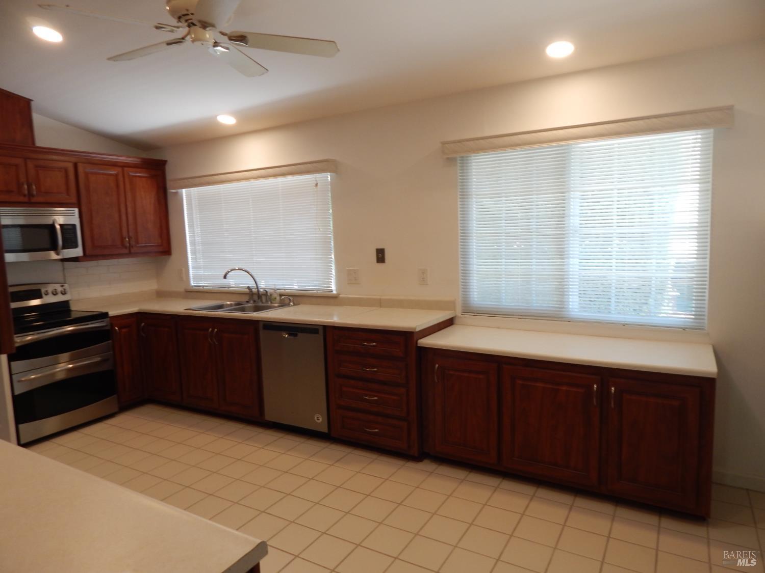 Detail Gallery Image 11 of 55 For 400 Seville Pl, Vacaville,  CA 95688 - 4 Beds | 2/1 Baths