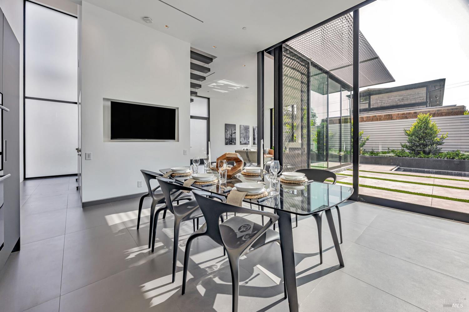 Detail Gallery Image 11 of 31 For 212 Tucker St, Healdsburg,  CA 95448 - 3 Beds | 2/1 Baths