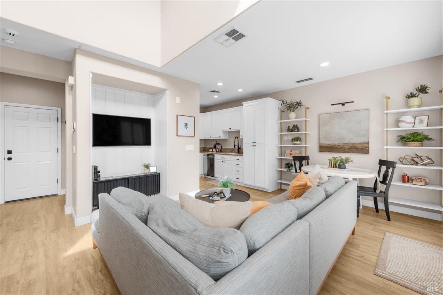 Detail Gallery Image 11 of 72 For 325 Gabiano Ct, Vacaville,  CA 95687 - 3 Beds | 2/1 Baths