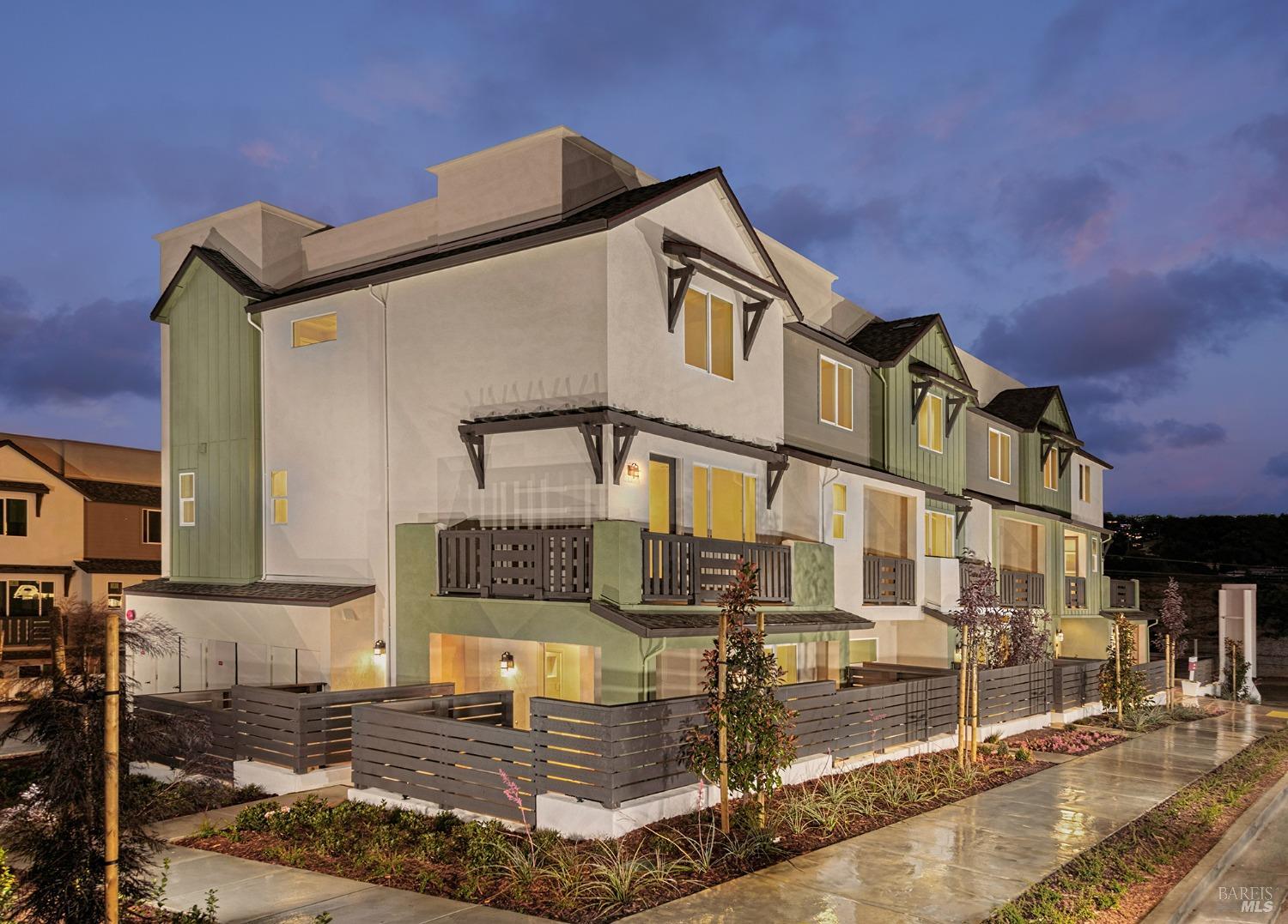 Detail Gallery Image 2 of 10 For 5178 Blossom Cir, Richmond,  CA 94804 - 4 Beds | 4 Baths