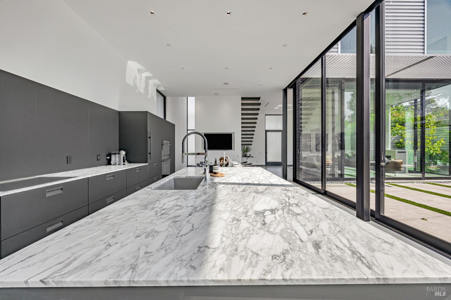 Detail Gallery Image 8 of 31 For 212 Tucker St, Healdsburg,  CA 95448 - 3 Beds | 2/1 Baths