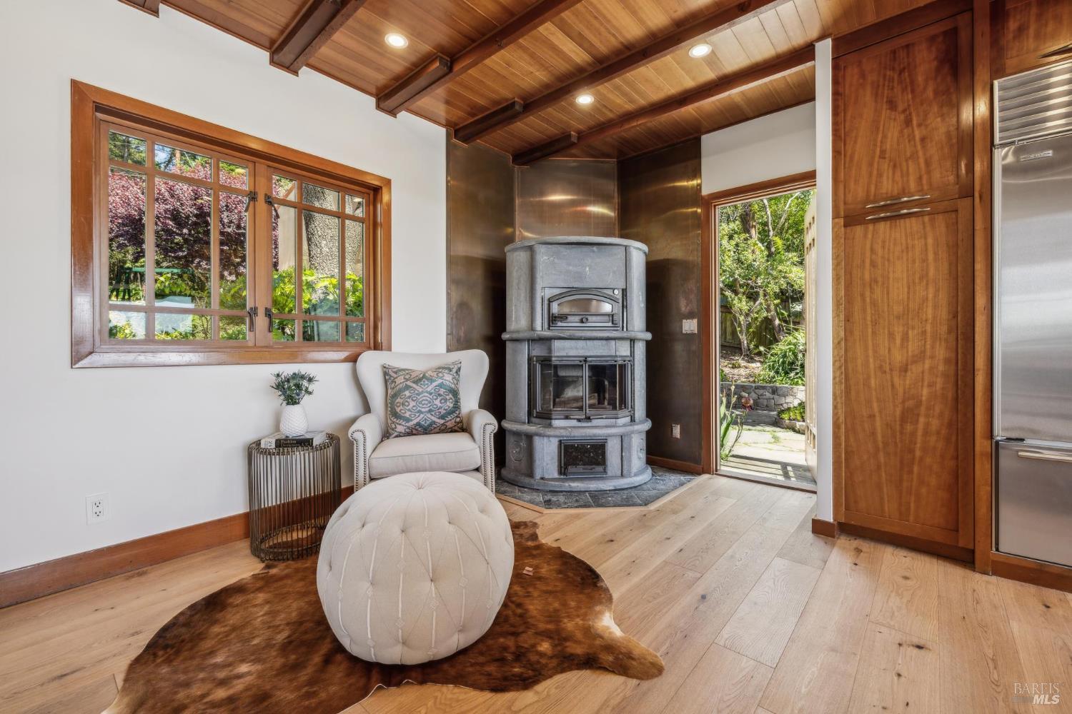 Detail Gallery Image 12 of 76 For 3275 Shoreline Hwy, Stinson Beach,  CA 94970 - 5 Beds | 4 Baths