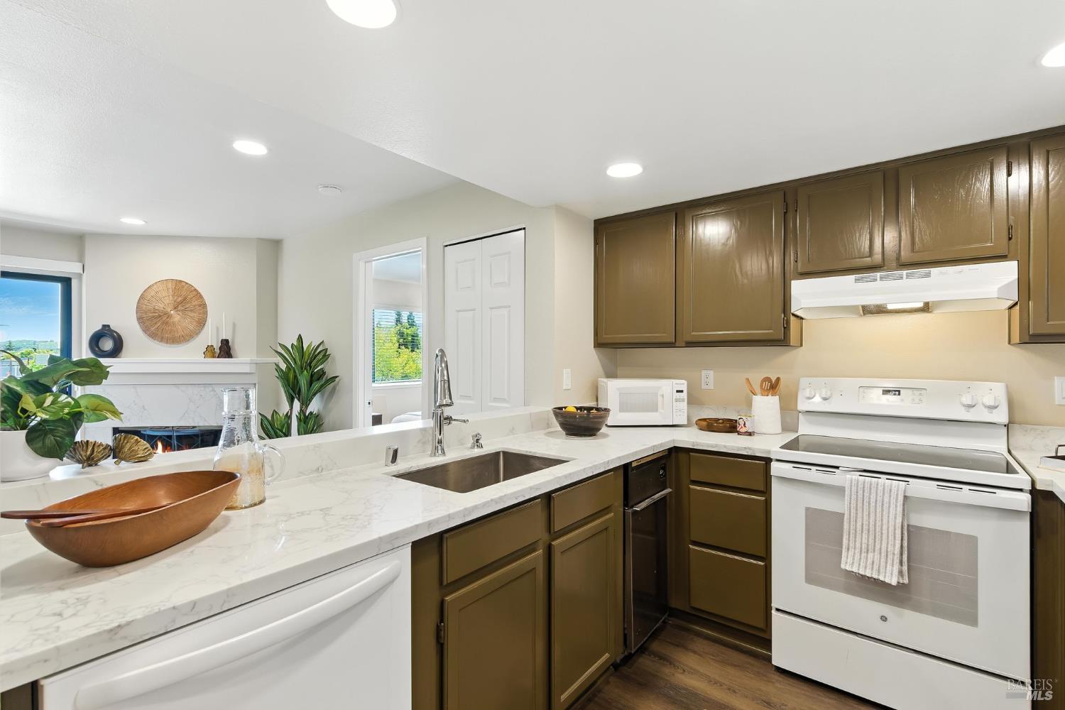 Detail Gallery Image 7 of 23 For 213 Mariner Way, Novato,  CA 94945 - 1 Beds | 1 Baths