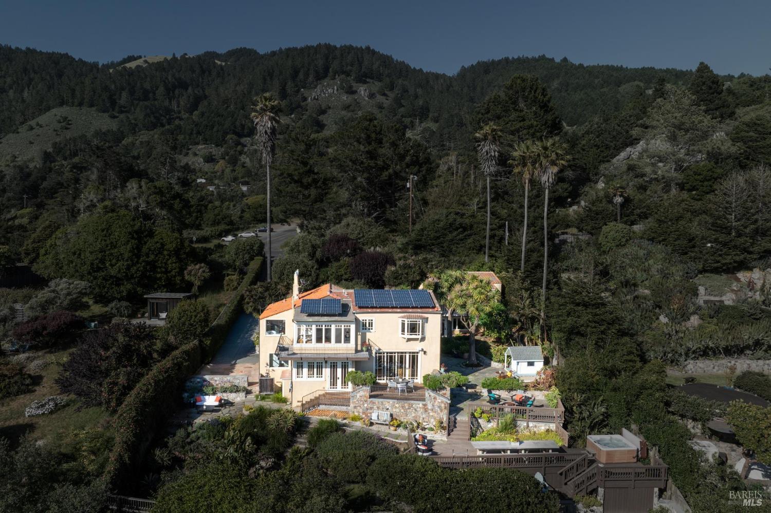 Detail Gallery Image 4 of 76 For 3275 Shoreline Hwy, Stinson Beach,  CA 94970 - 5 Beds | 4 Baths
