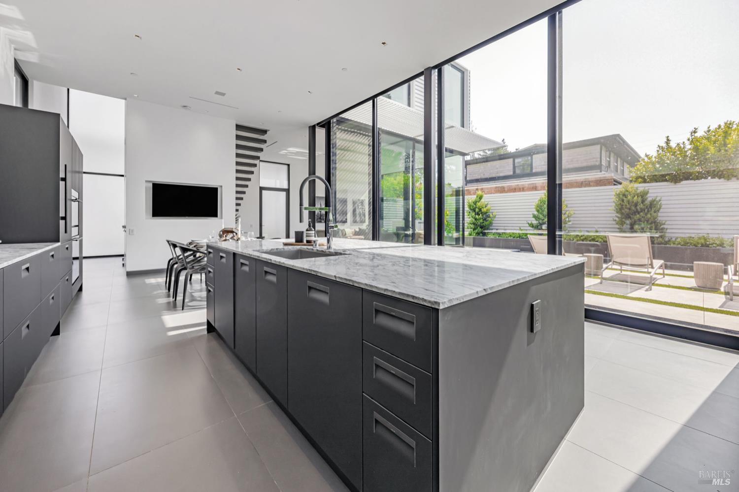 Detail Gallery Image 7 of 31 For 212 Tucker St, Healdsburg,  CA 95448 - 3 Beds | 2/1 Baths