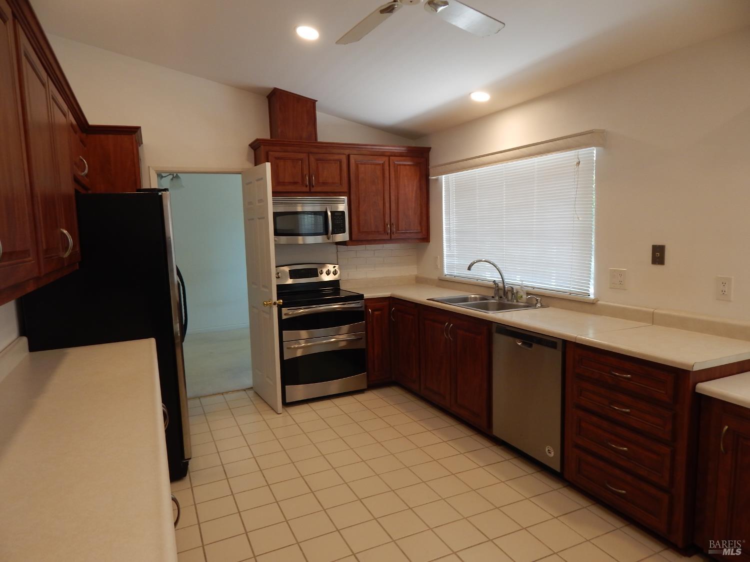 Detail Gallery Image 9 of 55 For 400 Seville Pl, Vacaville,  CA 95688 - 4 Beds | 2/1 Baths