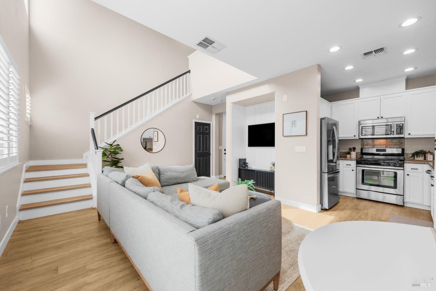 Detail Gallery Image 8 of 72 For 325 Gabiano Ct, Vacaville,  CA 95687 - 3 Beds | 2/1 Baths