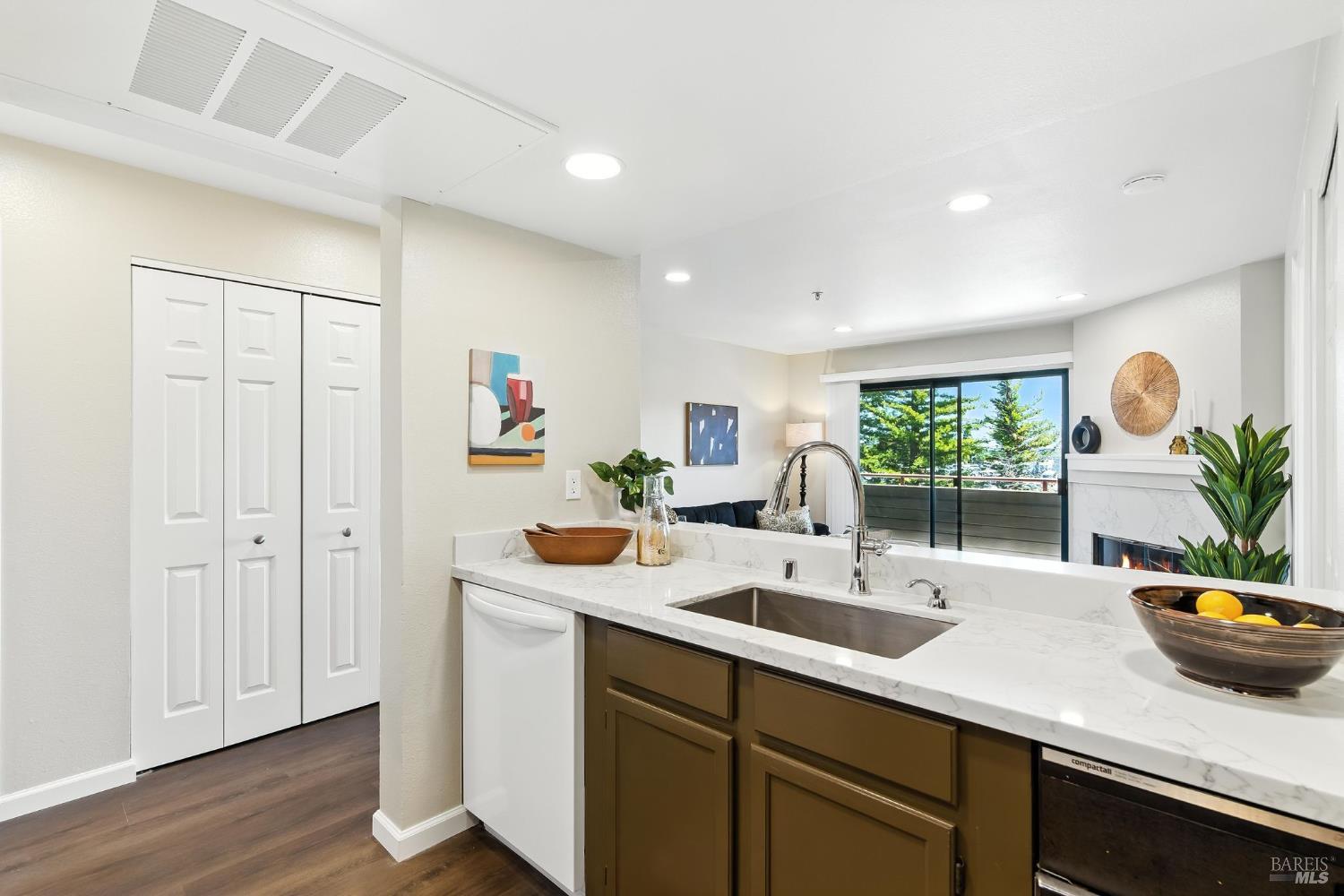 Detail Gallery Image 8 of 23 For 213 Mariner Way, Novato,  CA 94945 - 1 Beds | 1 Baths