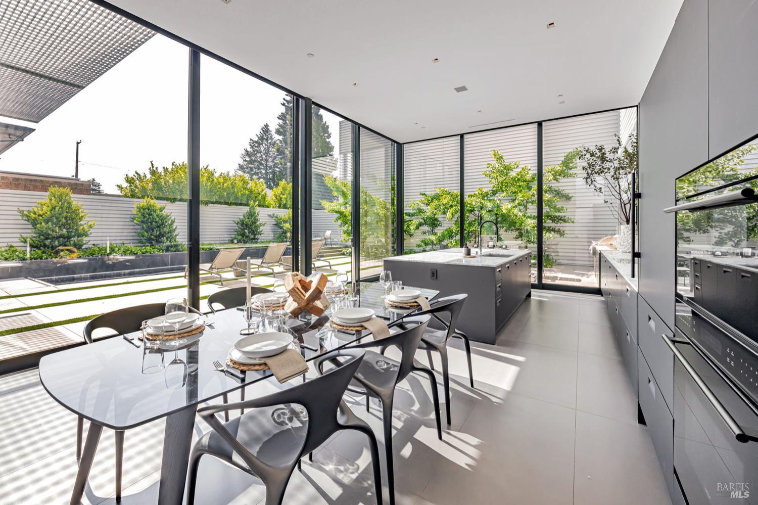 Detail Gallery Image 9 of 31 For 212 Tucker St, Healdsburg,  CA 95448 - 3 Beds | 2/1 Baths