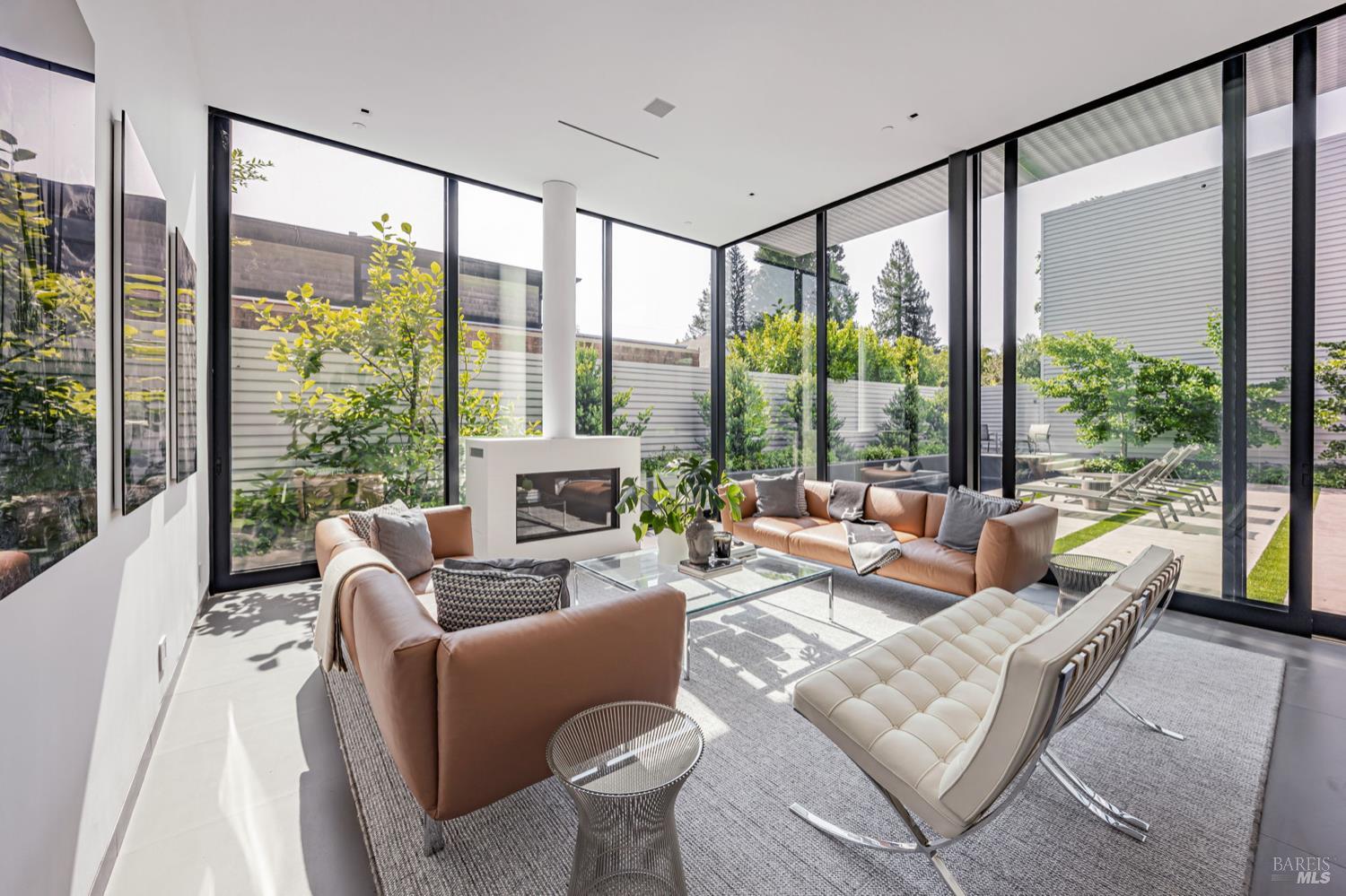 Detail Gallery Image 4 of 31 For 212 Tucker St, Healdsburg,  CA 95448 - 3 Beds | 2/1 Baths