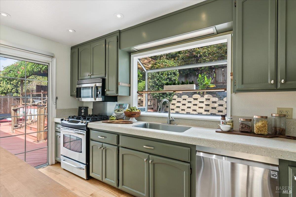 Detail Gallery Image 15 of 44 For 375 E O St, Benicia,  CA 94510 - 3 Beds | 2 Baths