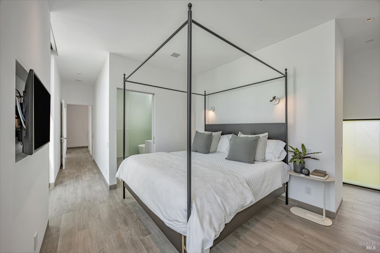 Detail Gallery Image 19 of 31 For 212 Tucker St, Healdsburg,  CA 95448 - 3 Beds | 2/1 Baths