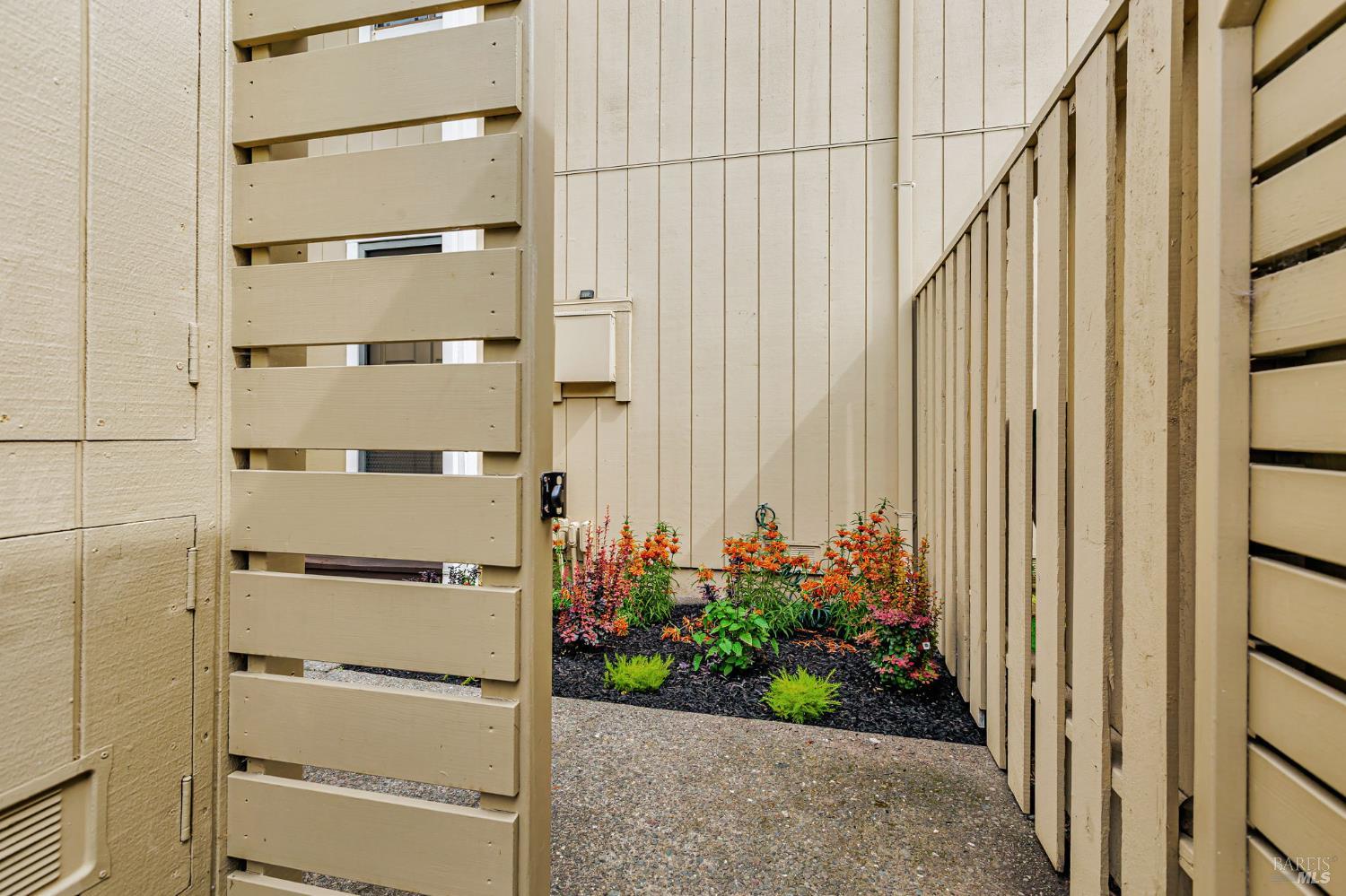 Detail Gallery Image 5 of 45 For 3 Frost Ct, Mill Valley,  CA 94941 - 3 Beds | 2/1 Baths