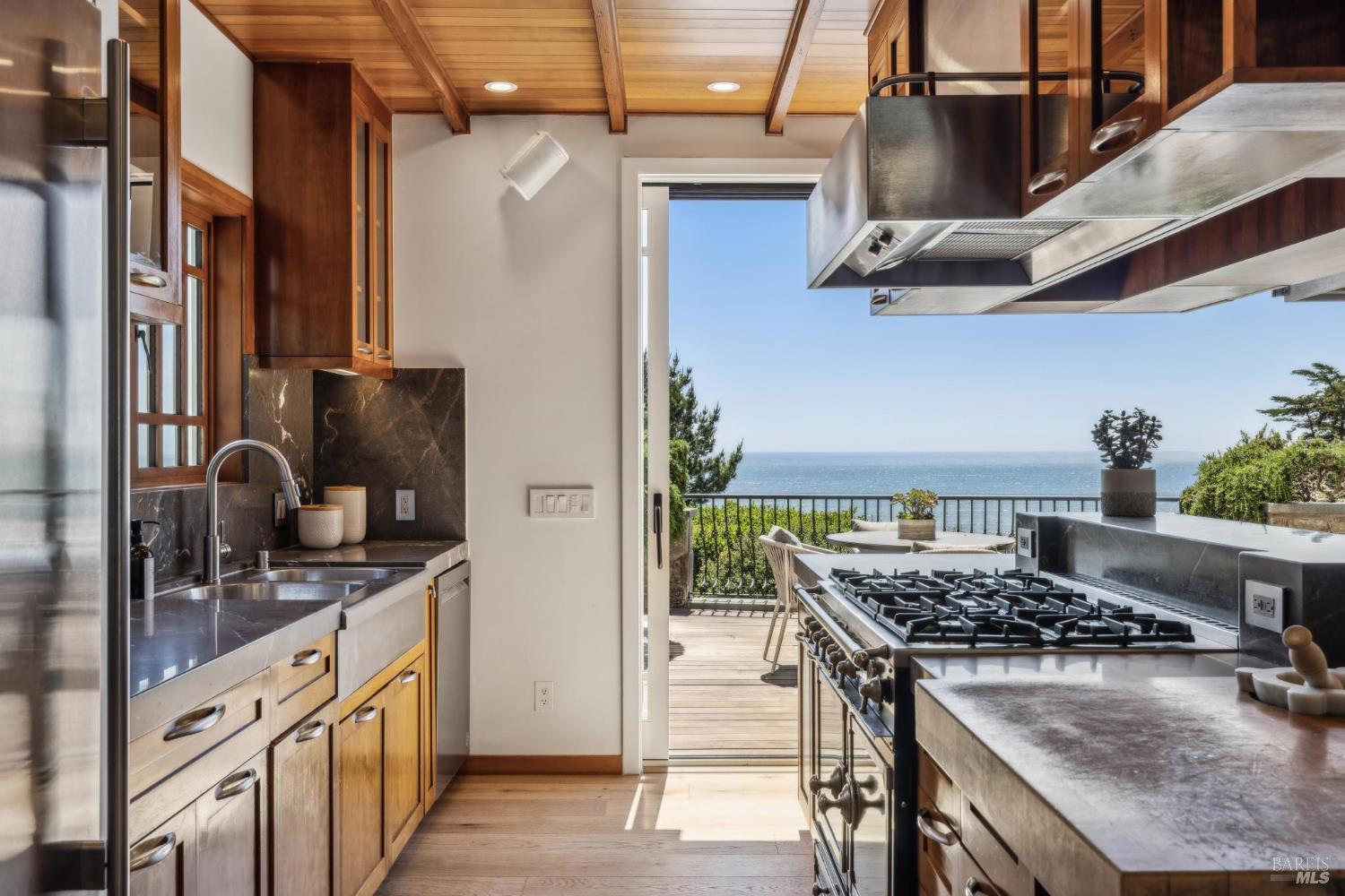 Detail Gallery Image 13 of 76 For 3275 Shoreline Hwy, Stinson Beach,  CA 94970 - 5 Beds | 4 Baths