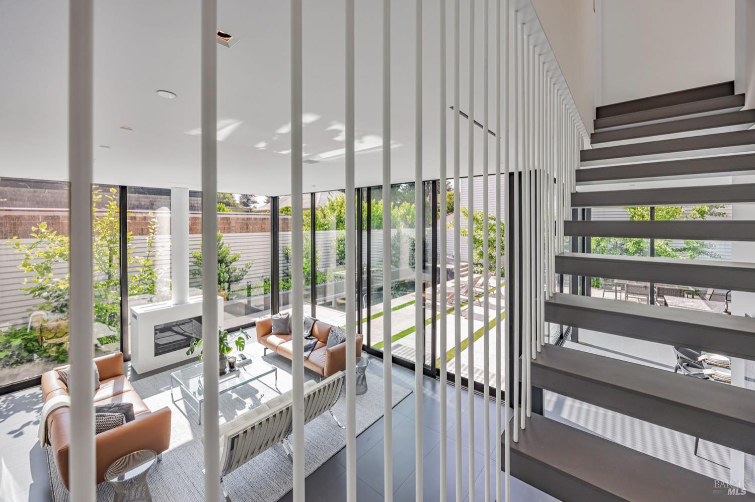 Detail Gallery Image 14 of 31 For 212 Tucker St, Healdsburg,  CA 95448 - 3 Beds | 2/1 Baths