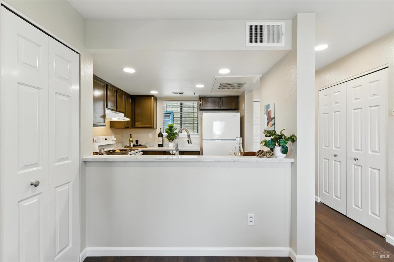 Detail Gallery Image 10 of 23 For 213 Mariner Way, Novato,  CA 94945 - 1 Beds | 1 Baths