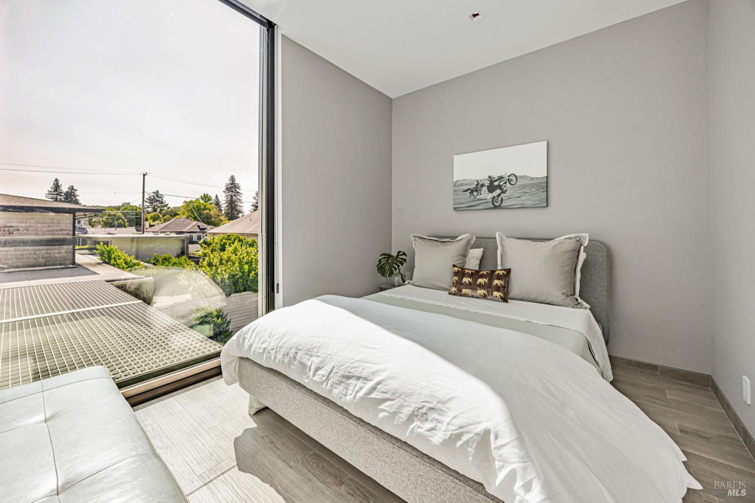 Detail Gallery Image 17 of 31 For 212 Tucker St, Healdsburg,  CA 95448 - 3 Beds | 2/1 Baths