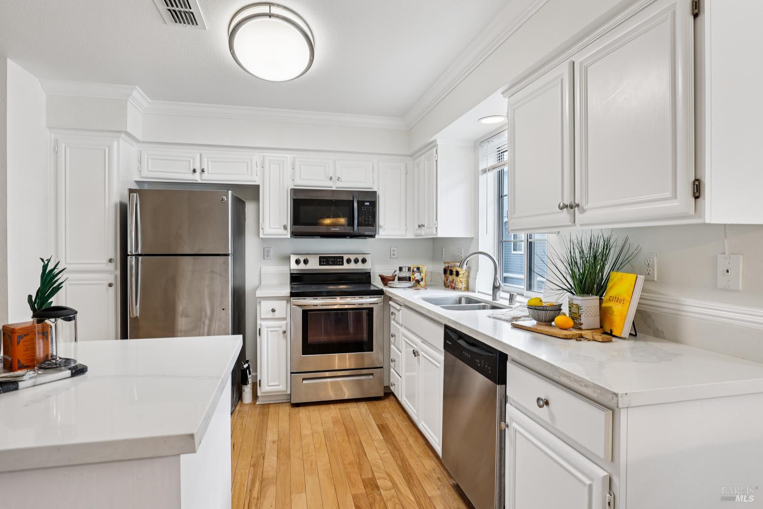 Detail Gallery Image 9 of 43 For 462 E E St, Benicia,  CA 94510 - 3 Beds | 2/1 Baths