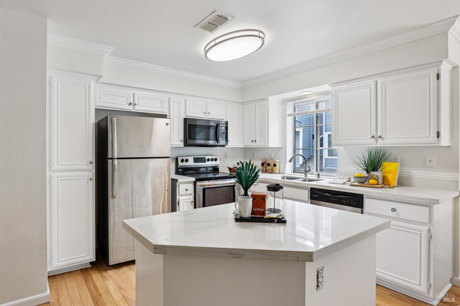 Detail Gallery Image 10 of 43 For 462 E E St, Benicia,  CA 94510 - 3 Beds | 2/1 Baths