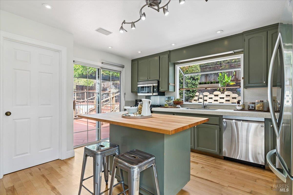 Detail Gallery Image 13 of 44 For 375 E O St, Benicia,  CA 94510 - 3 Beds | 2 Baths