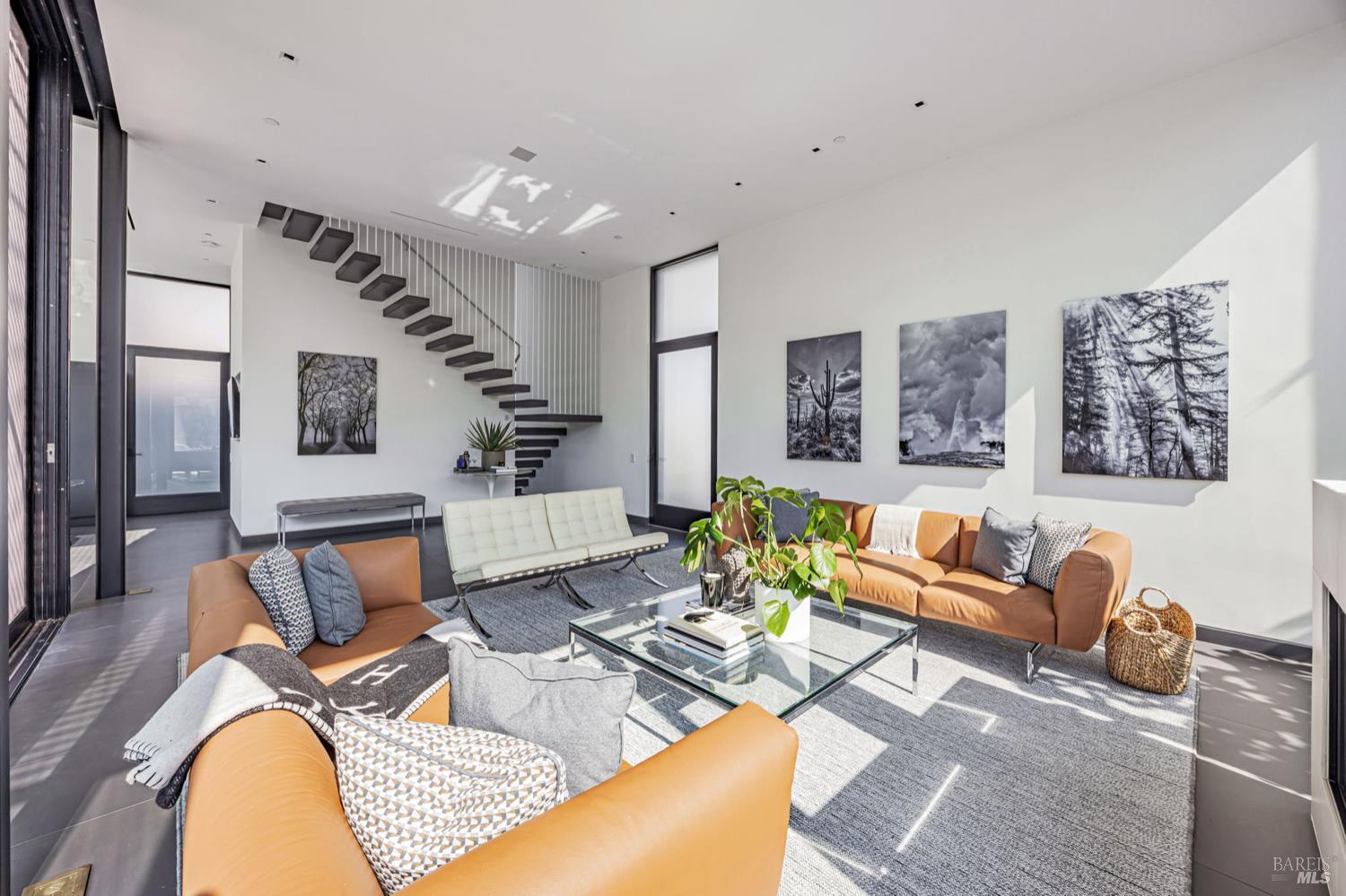 Detail Gallery Image 2 of 31 For 212 Tucker St, Healdsburg,  CA 95448 - 3 Beds | 2/1 Baths