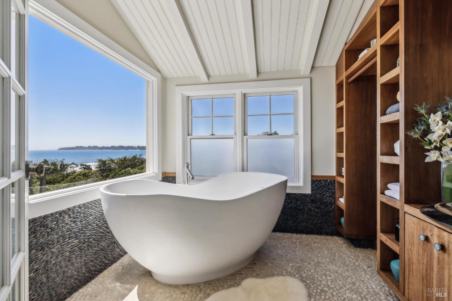 Detail Gallery Image 33 of 76 For 3275 Shoreline Hwy, Stinson Beach,  CA 94970 - 5 Beds | 4 Baths