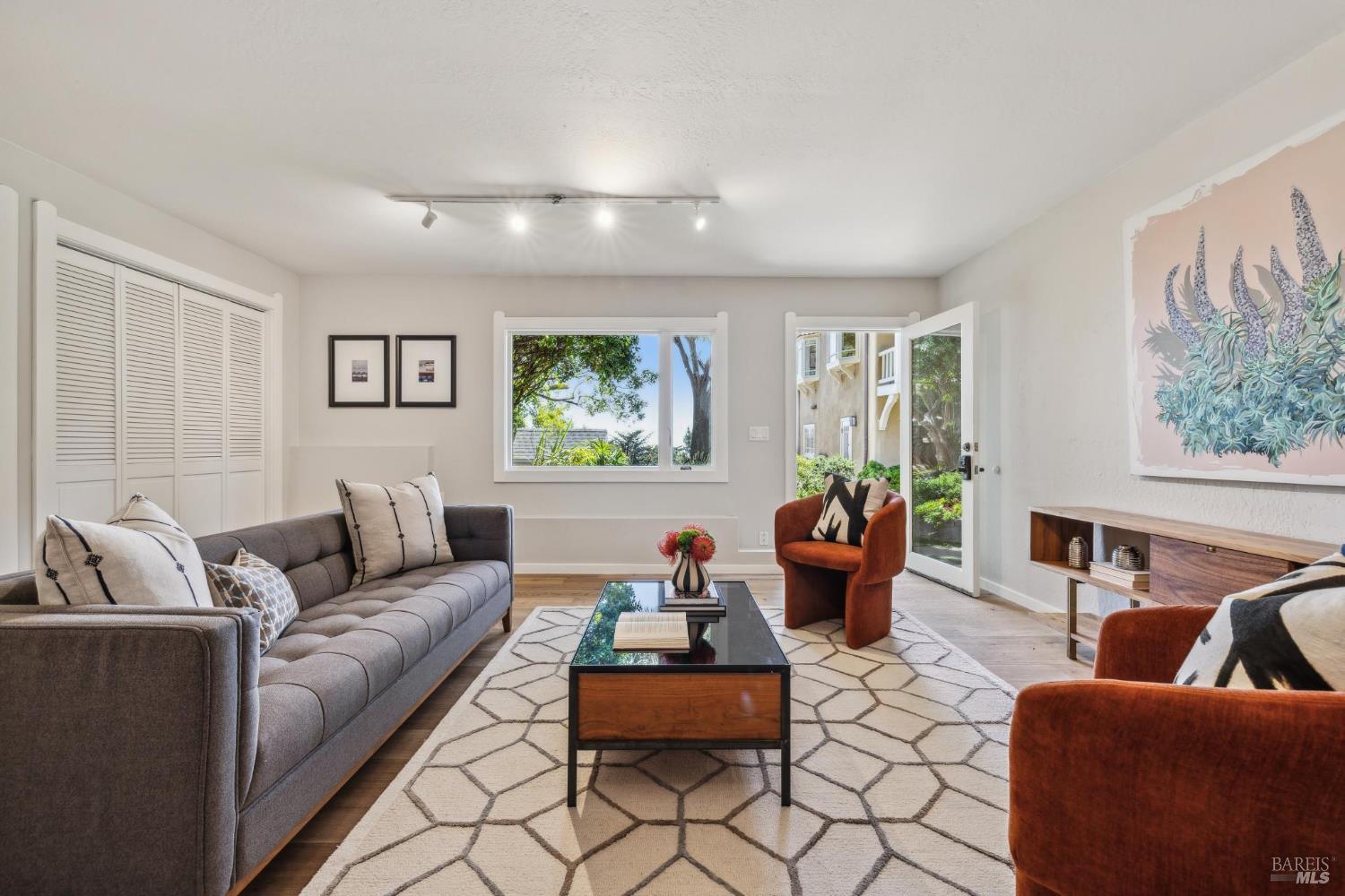 Detail Gallery Image 23 of 76 For 3275 Shoreline Hwy, Stinson Beach,  CA 94970 - 5 Beds | 4 Baths