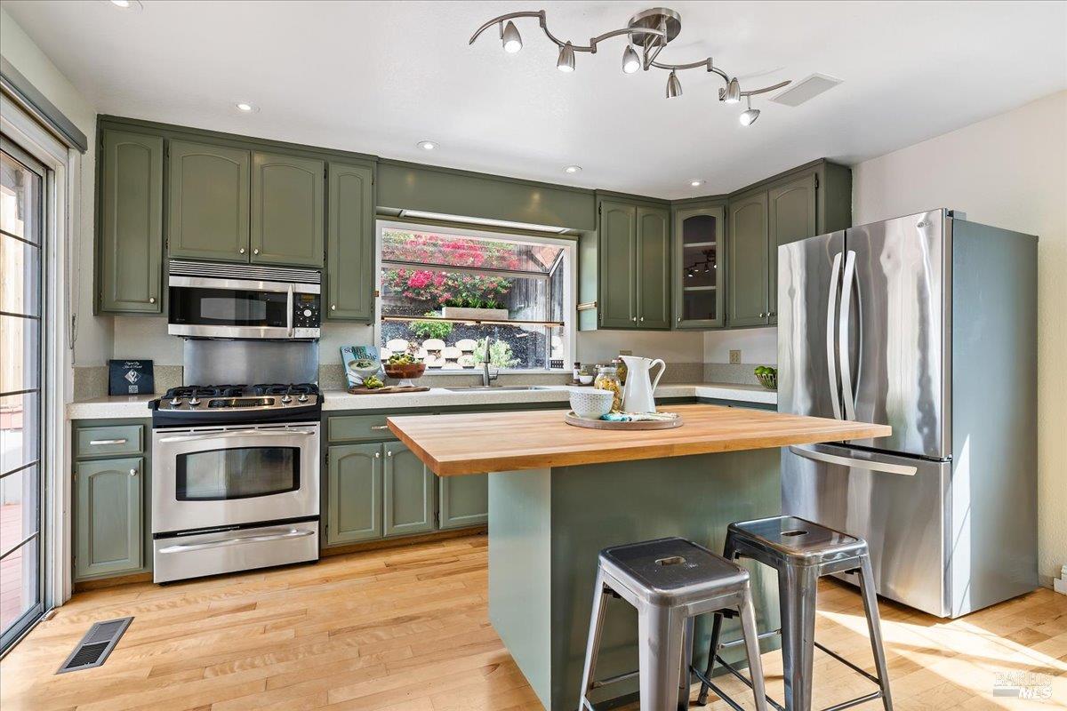 Detail Gallery Image 14 of 44 For 375 E O St, Benicia,  CA 94510 - 3 Beds | 2 Baths