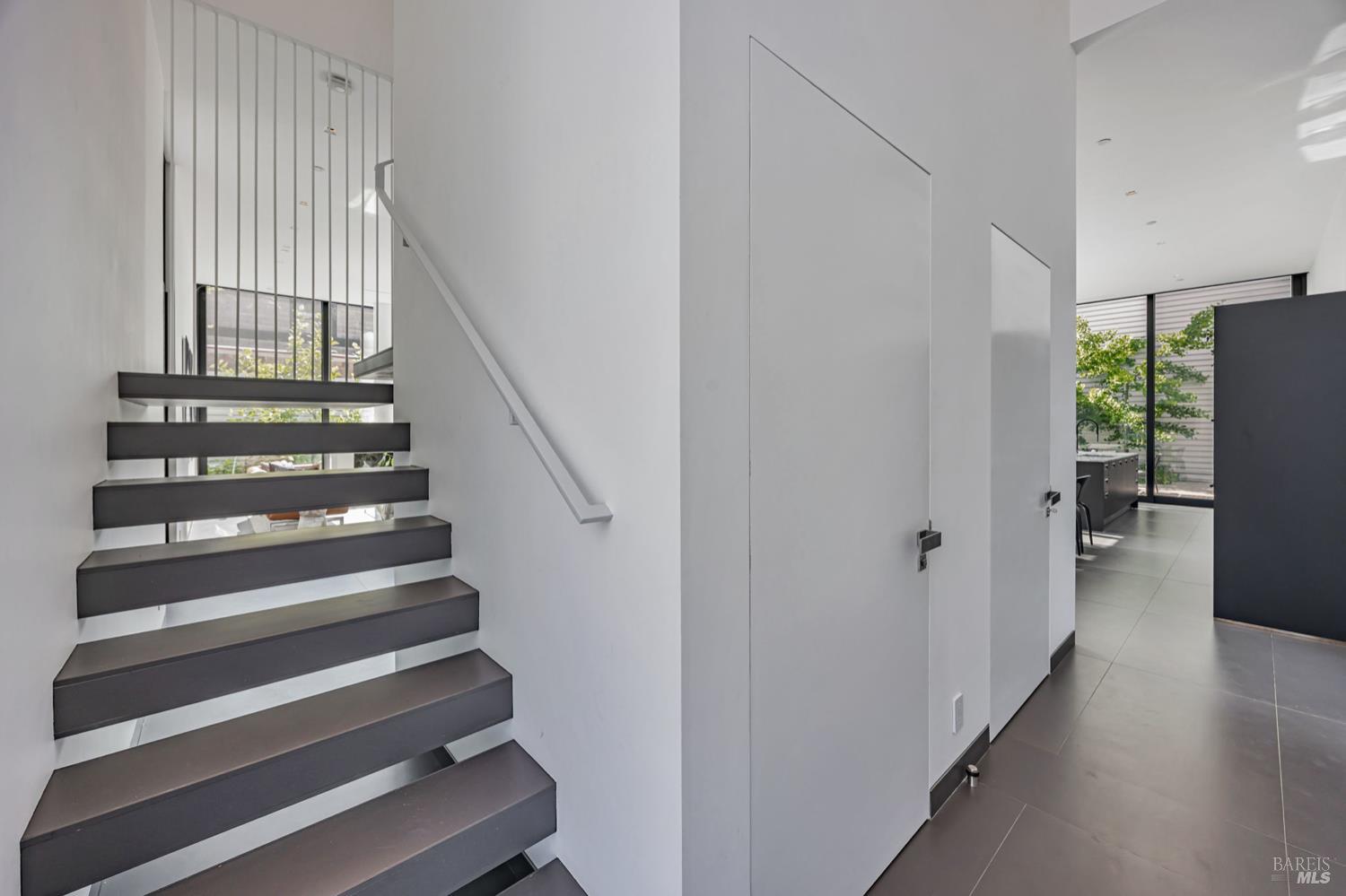 Detail Gallery Image 13 of 31 For 212 Tucker St, Healdsburg,  CA 95448 - 3 Beds | 2/1 Baths