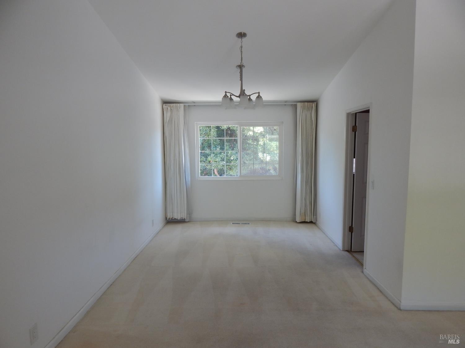 Detail Gallery Image 7 of 55 For 400 Seville Pl, Vacaville,  CA 95688 - 4 Beds | 2/1 Baths