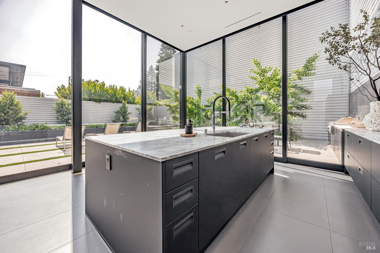 Detail Gallery Image 6 of 31 For 212 Tucker St, Healdsburg,  CA 95448 - 3 Beds | 2/1 Baths