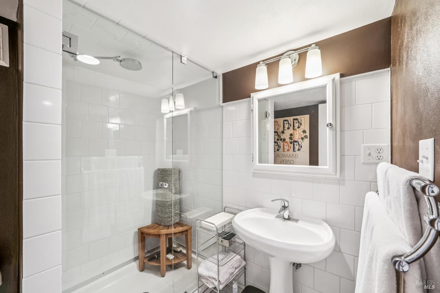 Detail Gallery Image 27 of 43 For 40 Mountain Ln, Mill Valley,  CA 94941 - 3 Beds | 2/1 Baths