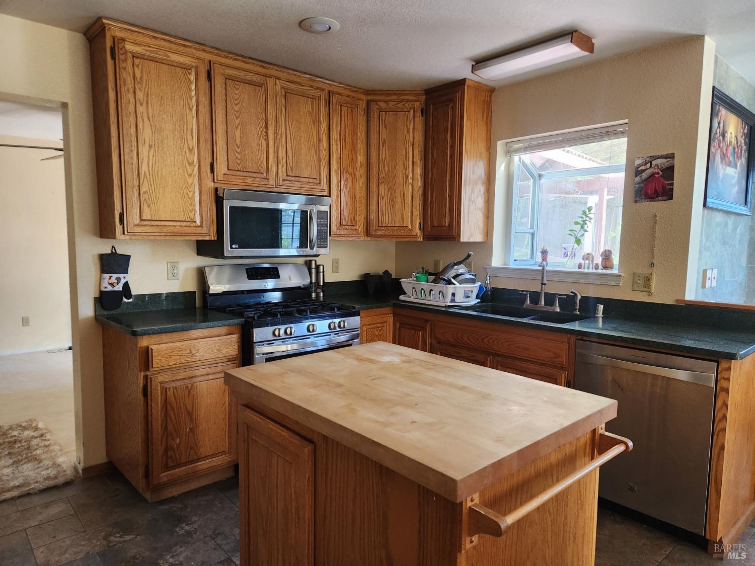 Detail Gallery Image 10 of 28 For 27009 Hawk Ct, Willits,  CA 95490 - 4 Beds | 2/1 Baths