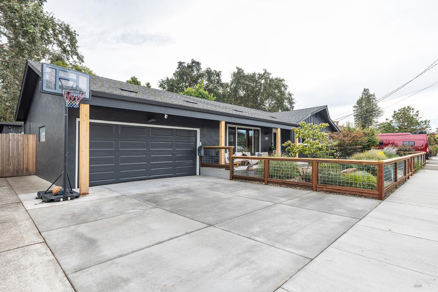 Detail Gallery Image 14 of 65 For 1961 Waverly St, Napa,  CA 94558 - 3 Beds | 3 Baths