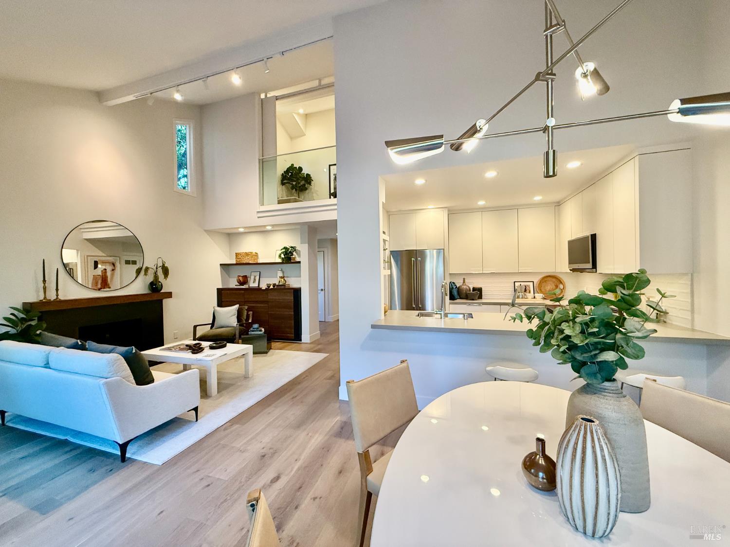 Detail Gallery Image 7 of 47 For 33 Willow Ln, Sausalito,  CA 94965 - 2 Beds | 2 Baths