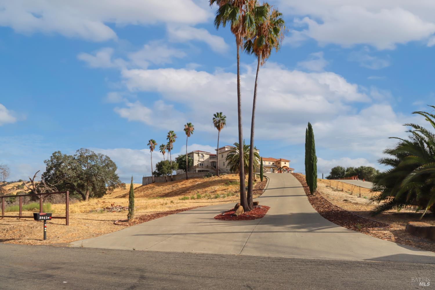 Detail Gallery Image 7 of 98 For 3945 Joslin Ln, Vacaville,  CA 95688 - 6 Beds | 5/4 Baths
