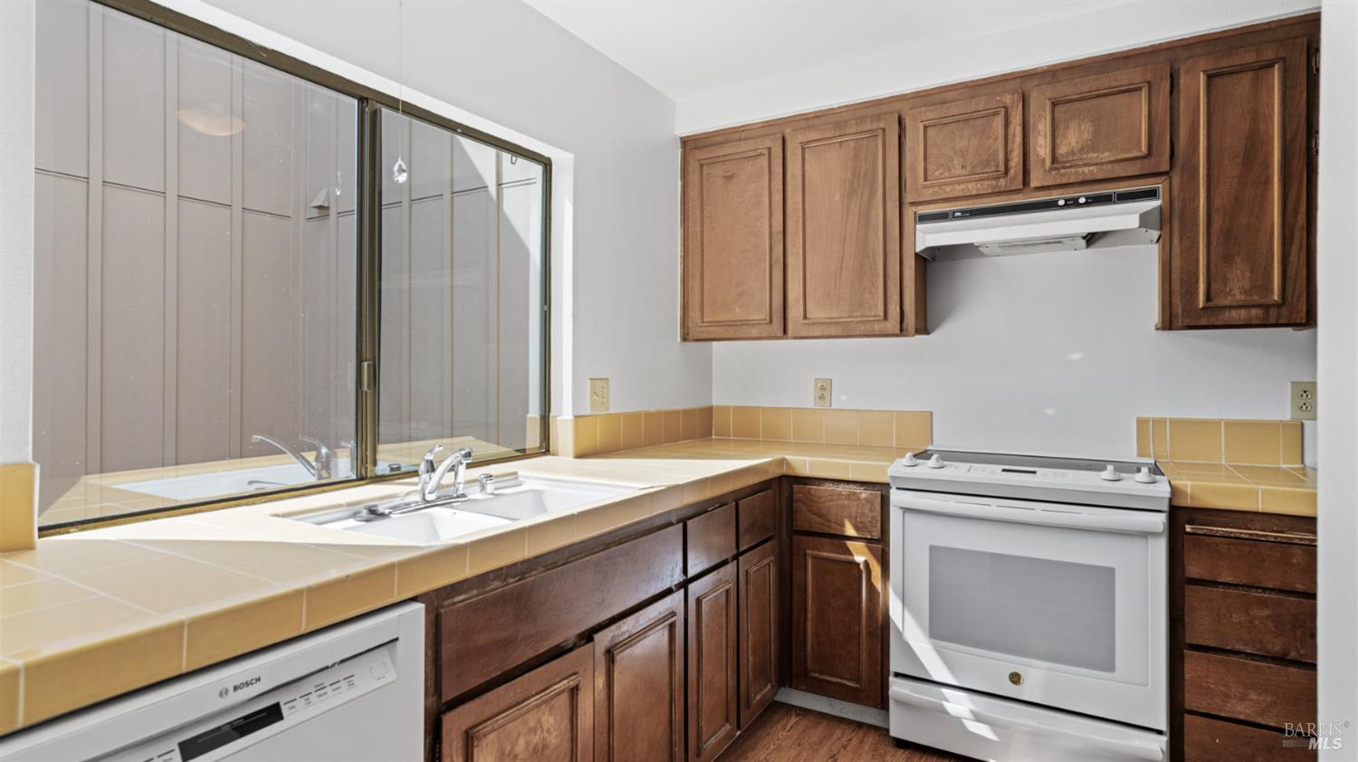 Detail Gallery Image 7 of 30 For 19 Burdell Ct, Novato,  CA 94949 - 2 Beds | 1/1 Baths