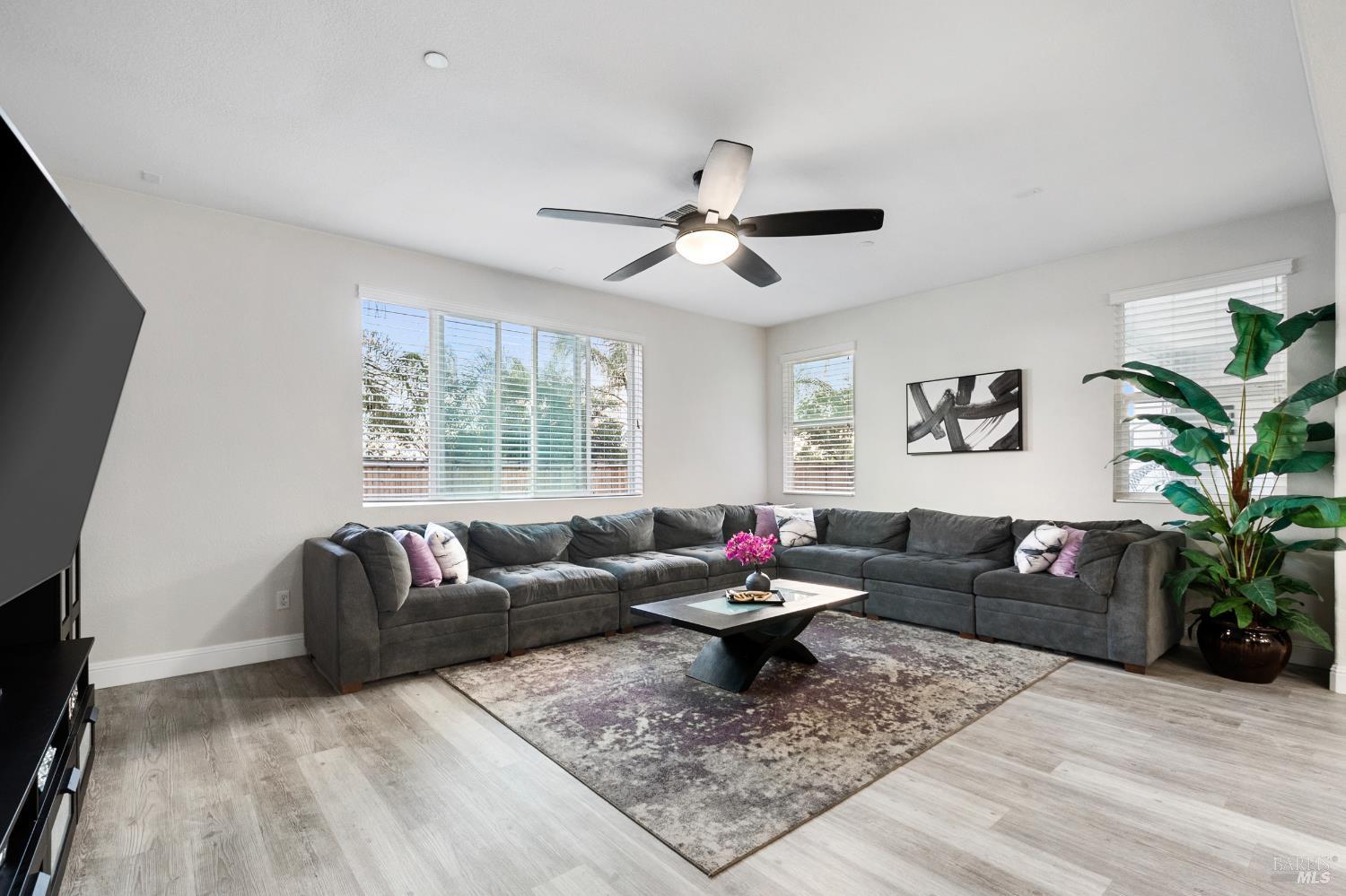 Detail Gallery Image 13 of 71 For 2437 Sanders Ln, Fairfield,  CA 94533 - 5 Beds | 4 Baths