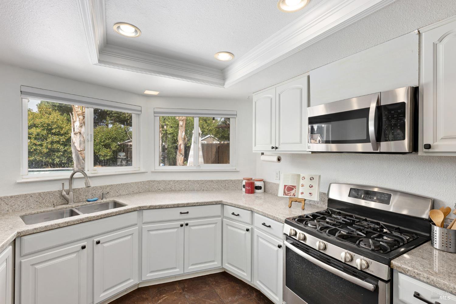 Detail Gallery Image 9 of 33 For 678 Claremont Dr, Vacaville,  CA 95687 - 3 Beds | 2 Baths