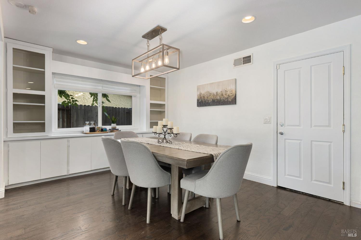 Detail Gallery Image 7 of 33 For 678 Claremont Dr, Vacaville,  CA 95687 - 3 Beds | 2 Baths