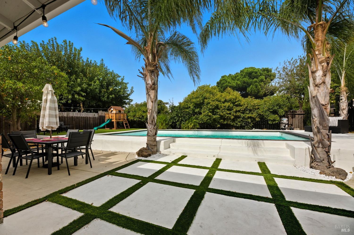 Detail Gallery Image 2 of 33 For 678 Claremont Dr, Vacaville,  CA 95687 - 3 Beds | 2 Baths