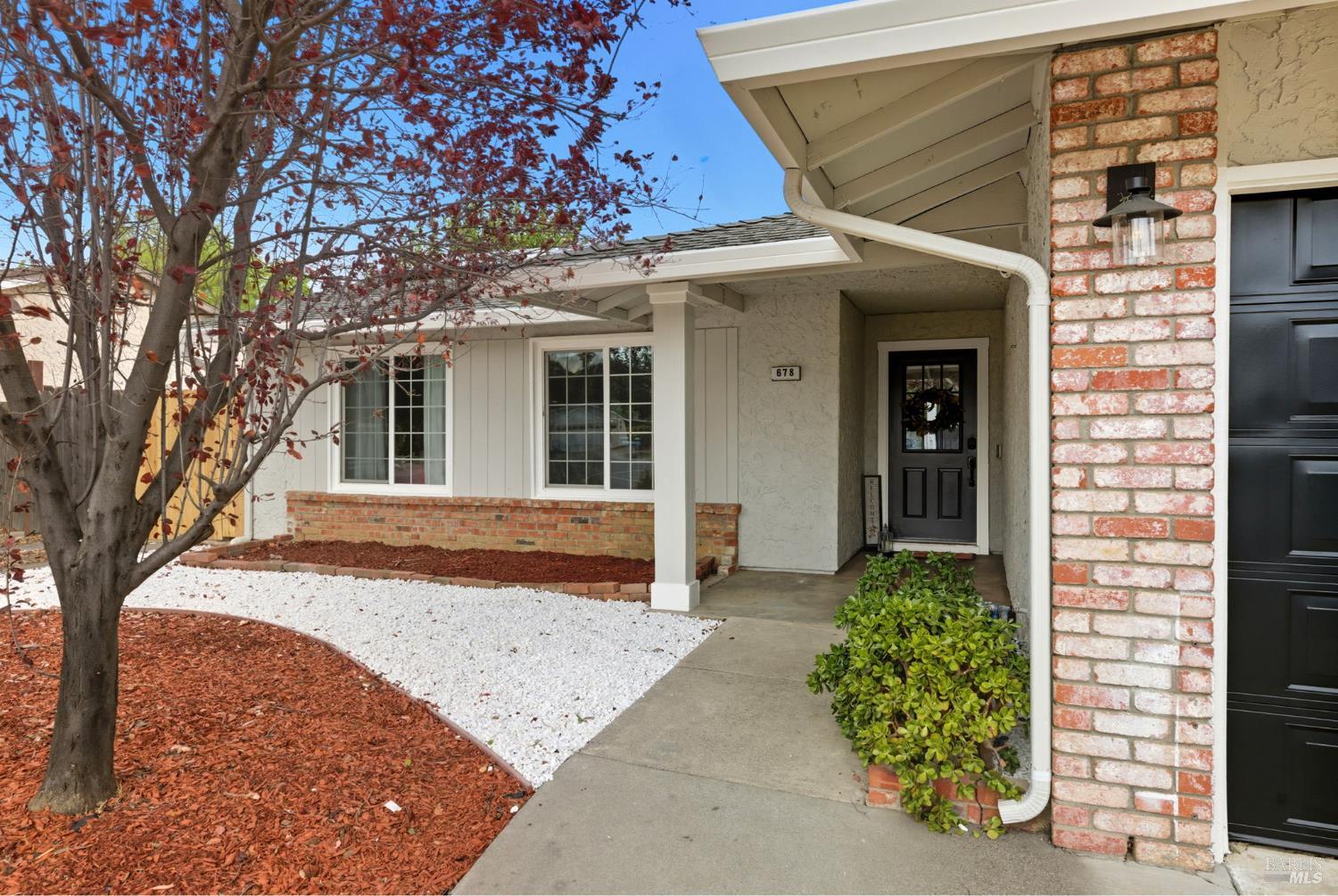 Detail Gallery Image 4 of 33 For 678 Claremont Dr, Vacaville,  CA 95687 - 3 Beds | 2 Baths