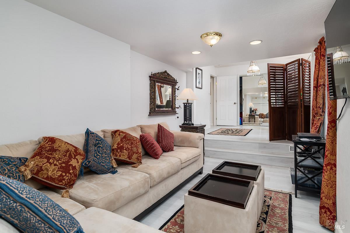 Detail Gallery Image 10 of 24 For 14 Fair Dr, San Rafael,  CA 94901 - 3 Beds | 3 Baths