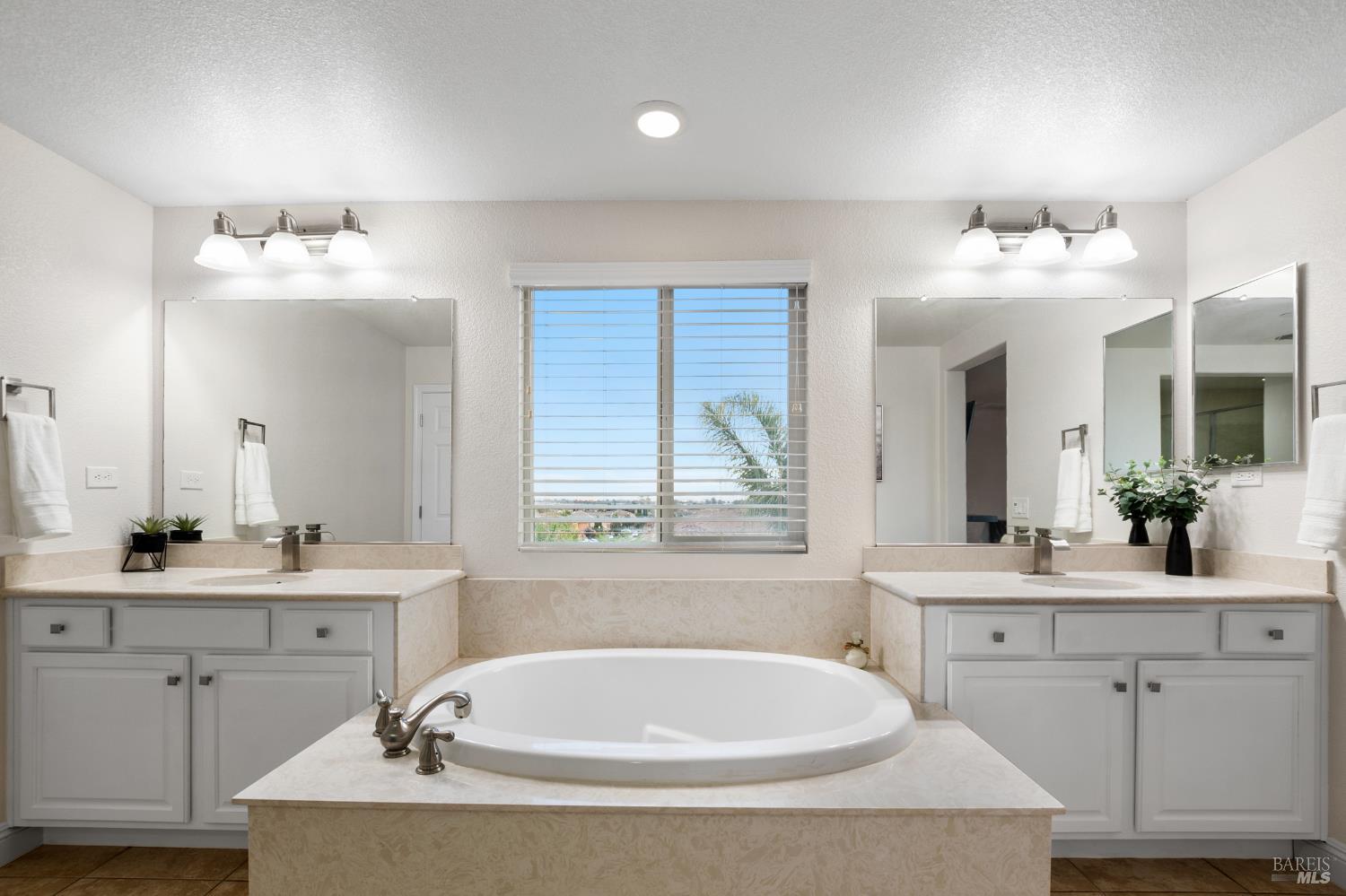 Detail Gallery Image 50 of 71 For 2437 Sanders Ln, Fairfield,  CA 94533 - 5 Beds | 4 Baths